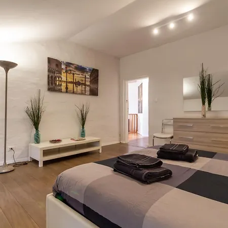 Attic Floor Venice