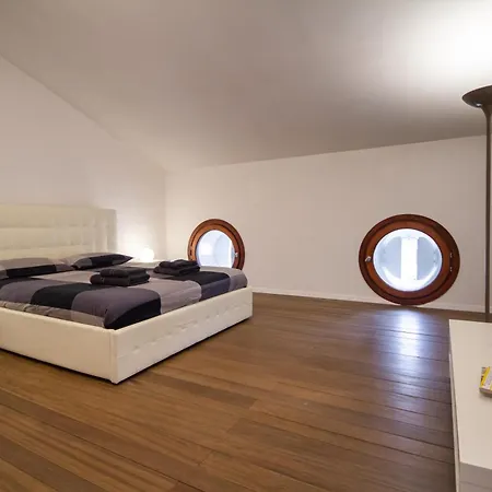Attic Floor Venice Apartment